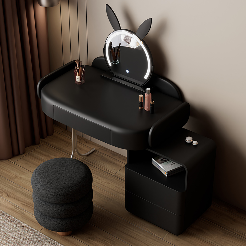 Minimalistyczna toaletka do sa – Beauty Without Makeup recenzja i cena